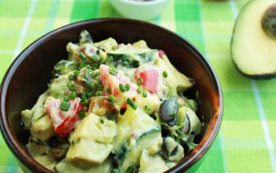 Avocadosalat mit Gurken, Tomaten und Datteln