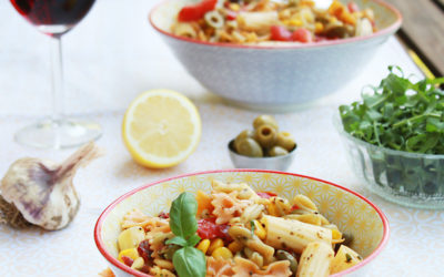 Bunter Pastasalat mit Rucola