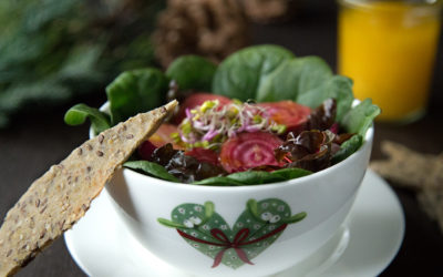 Wintersalat mit Orangendressing und glutenfreiem Knäckebrot